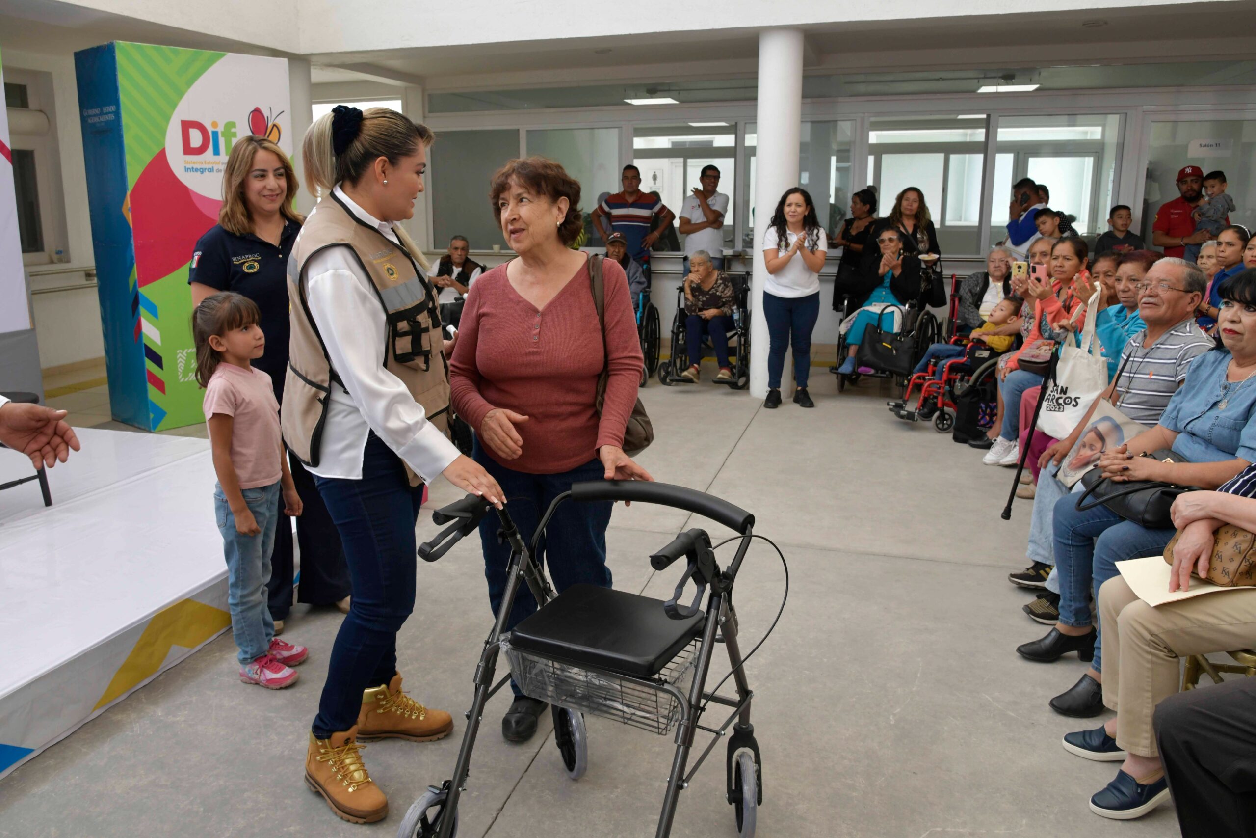 DIF estatal de Aguascalientes entrega Aparatos Auditivos y Sillas de Ruedas a personas con Discapacidad