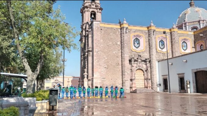 Realiza Municipio de Aguascalientes lavado profundo y mantenimiento en el Jardín del Encino