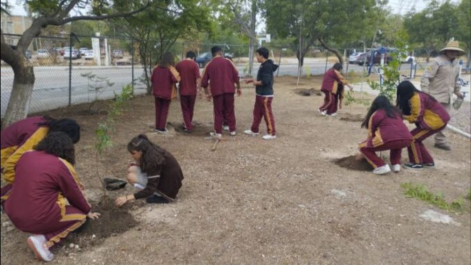 Se suman estudiantes a acciones de reforestación del Municipio de Aguascalientes