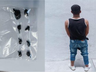 Oficiales de la Policía Municipal de Aguascalientes detienen a un presunto distribuidor de sustancia granulada al tacto con las características propias del cristal en calles del fraccionamiento Ojo de Agua