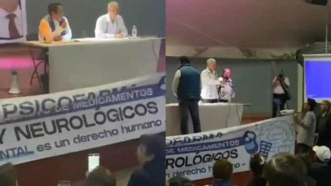 Pacientes y familiares de afectados por desabasto de medicamentos protestan en conferencia de López-Gatell