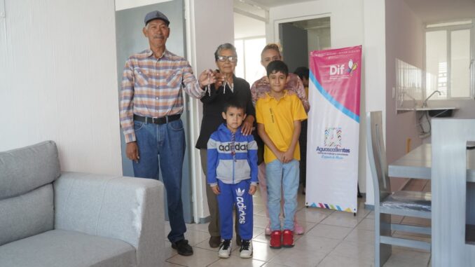Gobernadora Tere Jiménez entrega casas a ganadores del Sorteo del Día de la Familia