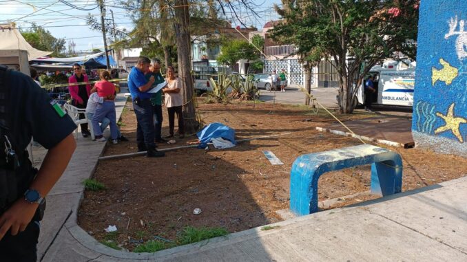 Policías Municipales de Aguascalientes atienden reporte de persona inconsciente en la vía pública, los hechos en calles de fraccionamiento J. Jesús Gómez Portugal