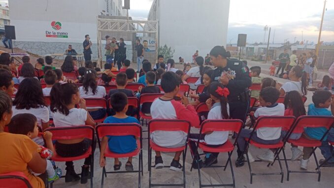 Ofrecen evento artístico a niños en el fraccionamiento La Ribera, como parte del Programa 4X4