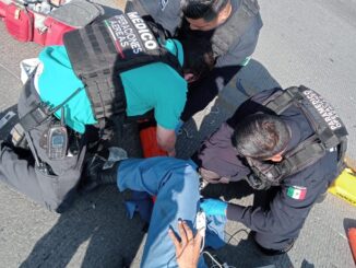 Paramédicos del Grupo de Operaciones Aéreas de la Secretaría de Seguridad Pública Municipal de Aguascalientes (SSPMA) prestan auxilio a una persona, tras sufrir una caída de su motocicleta