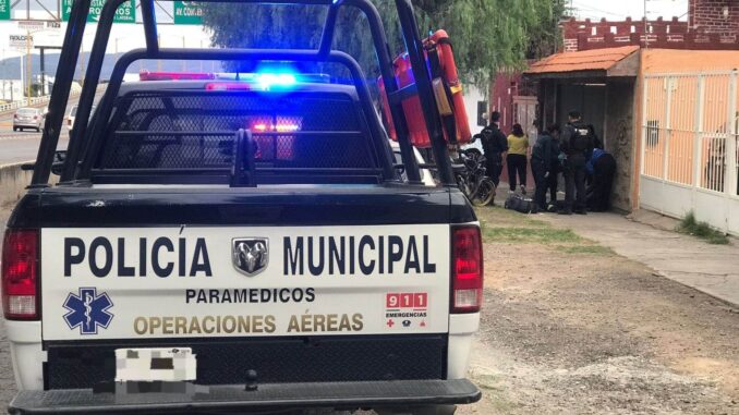 Paramédicos del Grupo de Operaciones Aéreas (GOA) de la Policía Municipal de Aguascalientes brindaron atención prehospitalaria a una persona del sexo masculino, tras sufrir una caída de su motocicleta