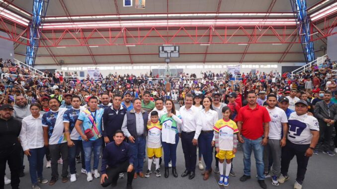 Inicia Gobernadora Tere Jiménez entrega de uniformes a participantes de la Copa Aguascalientes