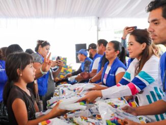 Estudiantes de Lomas del Chapulín recibieron útiles escolares, mochilas, zapatos y tenis de manos de la Gobernadora Tere Jiménez