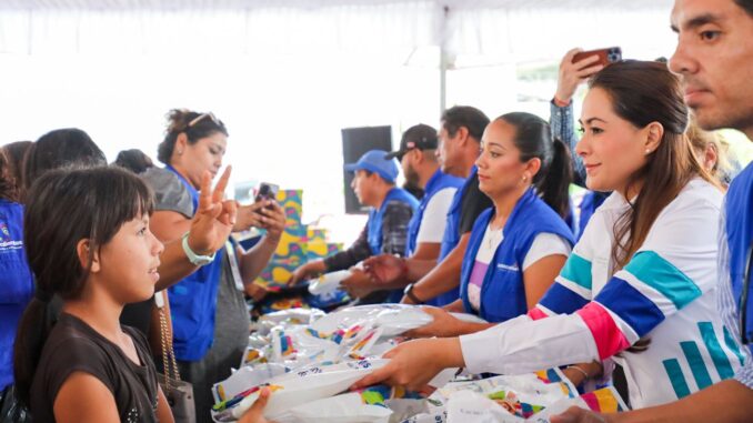 Estudiantes de Lomas del Chapulín recibieron útiles escolares, mochilas, zapatos y tenis de manos de la Gobernadora Tere Jiménez