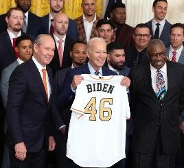 Biden recibe a los Astros de Houston en Casa Blanca para celebrar su título de MLB
