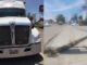 Policías Viales de Aguascalientes atendieron el reporte del choque de un camión contra un poste de luz, propiedad de la CFE
