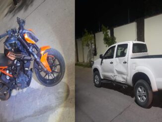 Policías Viales de Aguascalientes atendieron el reporte de accidente que se registró entre una camioneta y una motocicleta en calles del fraccionamiento Puesta del Sol
