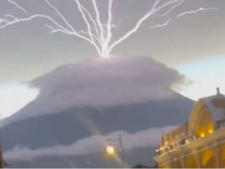  Captan momento en que rayo cae sobre volcán en Guatemala