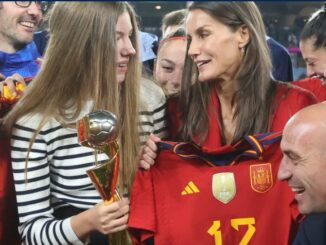 Beso del Presidente de la Federación a jugadora genera polémica más allá de España