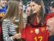 Beso del Presidente de la Federación a jugadora genera polémica más allá de España