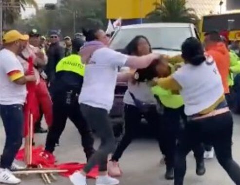 Simpatizantes de Morena golpean a policías de la CDMX