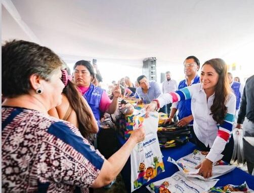 Gobernadora Tere Jiménez lleva apoyos escolares a estudiantes de las colonias Insurgentes y Vistas del Sur