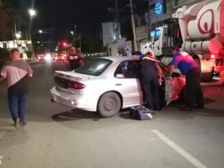 Policías Viales de Aguascalientes atendieron el reporte del choque de un vehículo particular contra un camión de la empresa Veolía