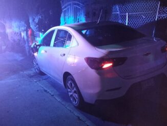Policías Viales de Aguascalientes atendieron el reporte de un choque contra objeto fijo que tuvo lugar en Avenida del Laurel, durante la madrugada de este domingo