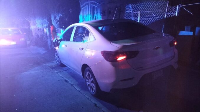 Policías Viales de Aguascalientes atendieron el reporte de un choque contra objeto fijo que tuvo lugar en Avenida del Laurel, durante la madrugada de este domingo