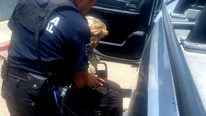 Brindan oficiales apoyo con traslado a mujer en silla de ruedas