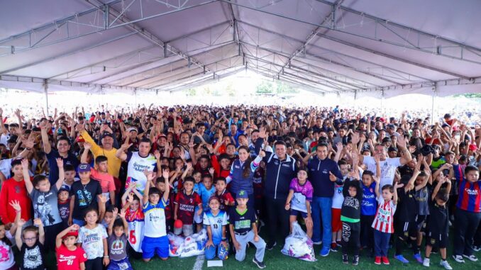 Gobernadora Tere Jiménez entrega miles de uniformes a participantes de la Copa Aguascalientes; la meta es llegar a 40 mil
