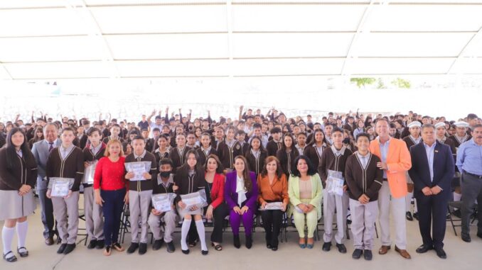 Entrega Gobernadora Tere Jiménez nueva infraestructura educativa y uniformes escolares en San Francisco de los Romo