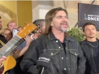  Juanes canta a sus fans en plena calle tras cancelarse su concierto por lluvias