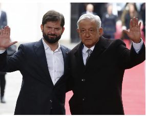 López Obrador denuncia en Chile campaña en su contra de medios de comunicación