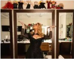 Adele presume colección de muñecos del Dr. Simi regalados por fans