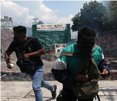 Estudiantes vandalizan cuartel del Ejército mexicano en Chilpancingo en protesta por Ayotzinapa