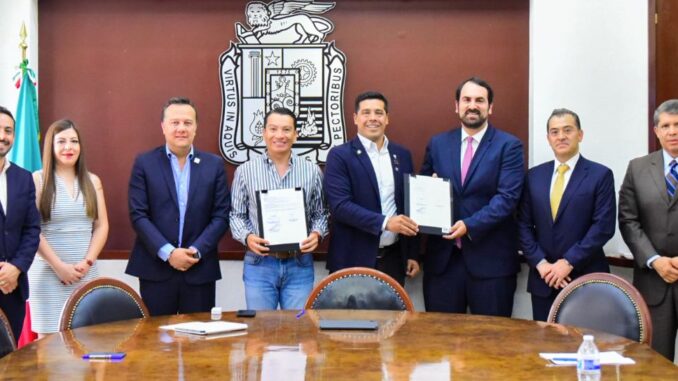 Firma Presidente Municipal de Aguascalientes, Leo Montañez Convenio de Colaboración de Municipios Competitivos
