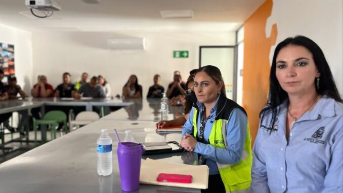 Conjuntan esfuerzos Municipio y Minklusión para capacitar al personal del aeropuerto en Lenguaje incluyente