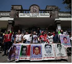 Padres de normalistas de Ayotzinapan piden investigar penalmente a Peña Nieto