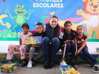 Gobernadora Tere Jiménez entrega apoyos escolares a estudiantes de Pabellón de Arteaga y Tepezalá