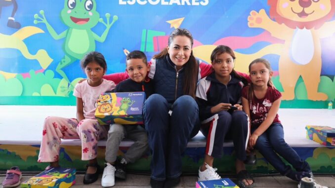 Gobernadora Tere Jiménez entrega apoyos escolares a estudiantes de Pabellón de Arteaga y Tepezalá