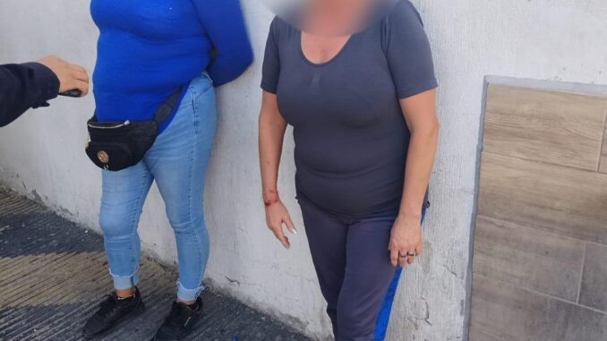 Dos mujeres fueron detenidas por uniformados de la Policía Municipal de Aguascalientes luego de ocasionar un disturbio consistente en acudir a un domicilio a incitar una riña e interferir en funciones policiales