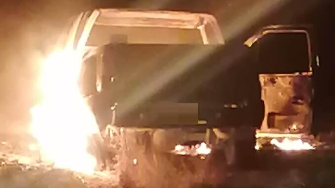 Sofocan incendio de una camioneta