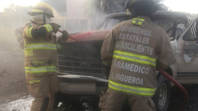 Sofocan Bomberos del Estado incendio de una camioneta