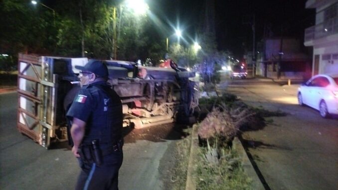 Policías Viales de Aguascalientes atienden reporte de accidente tipo choque volcadura que se registró sobre Avenida Siglo XXI