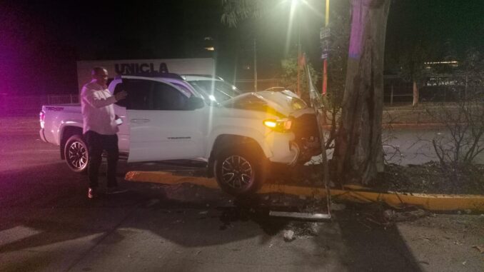 Policías Viales de Aguascalientes atendieron el reporte de accidente contra un árbol que se registró en los primeros minutos de este sábado sobre Bulevard Miguel de la Madrid