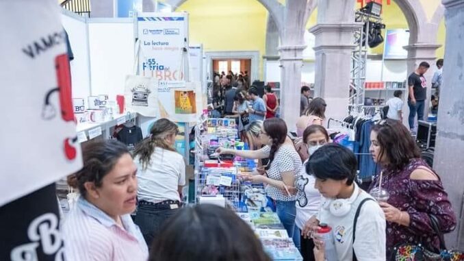 Variedad de sellos editoriales y expositores en la 55 Feria del Libro Aguascalientes