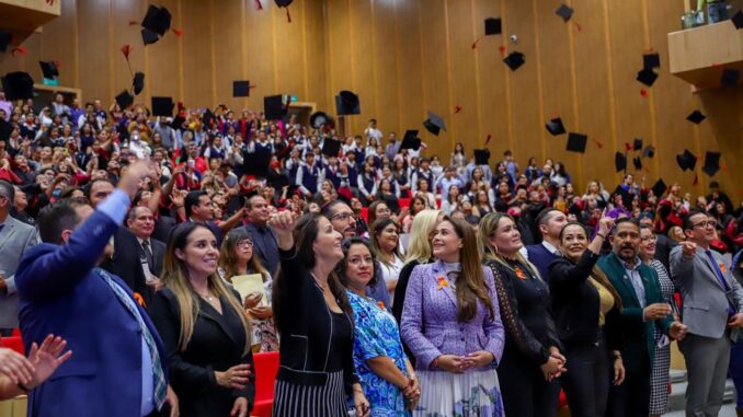 Entrega gobernadora Tere Jiménez Certificados a Jóvenes y Adultos que concluyeron su Educación Básica