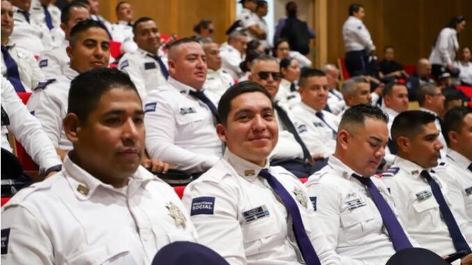 Entregan Tere Jiménez y Leo Montañez Reconocimientos al Mérito a Policías del Municipio de Aguascalientes