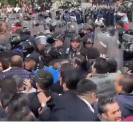 Policías y trabajadores del Poder Judicial chocan en Periférico Sur