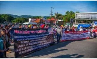 Maestros de la CNTE protestan frente a AMLO antes de cumbre migratoria