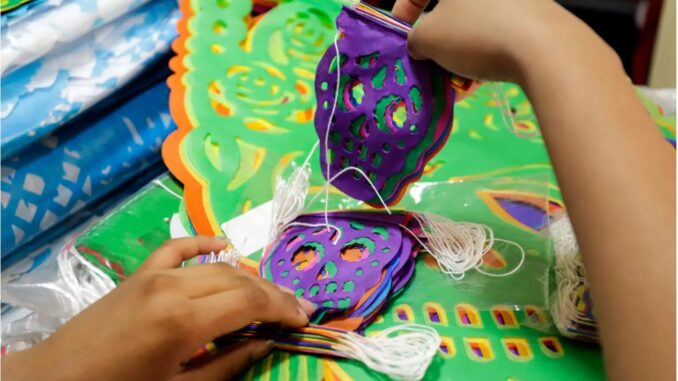 ueblo productor del papel picado comienza a dar color al Día de Muertos de México