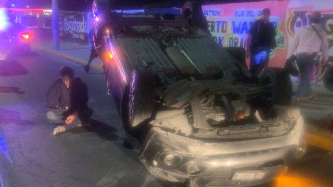 Policías Viales de Aguascalientes atienden el reporte de accidente tipo choque volcadura sobre Avenida Adolfo López Mateos en el fraccionamiento Del Valle