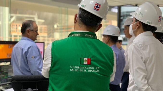 Entrega IMSS Aguascalientes a cementera Cruz Azul el Distintivo Entornos Labores Seguros y Saludables (ELSSA)