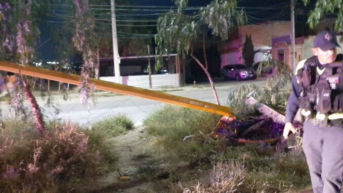 Policías Municipales de Aguascalientes auxilian la conductora de un automóvil particular, tras impactarse contra un objeto fijo en Balcones de Oriente